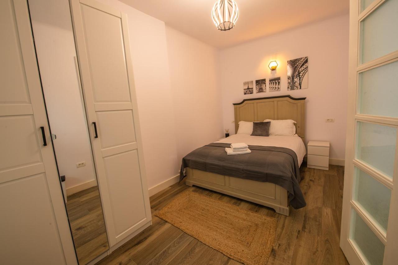 Old Town Apartment *